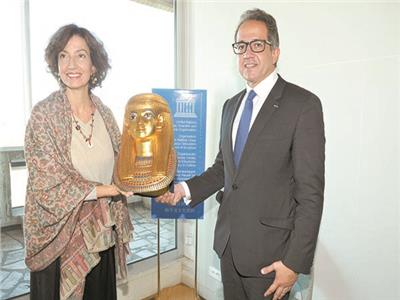 وزير السياحة والآثار يهدي قناع «يويا» الذهبى لمديرة اليونسكو