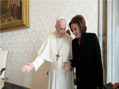 البابا فرانسيس و نانسي بيلوسي 