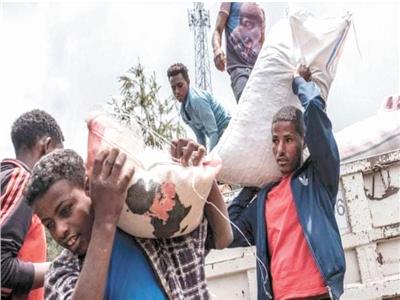 يتم توزيع الطعام على الناس فى منطقة عفار فى إثيوبيا