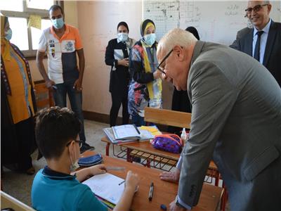 محافظ بورسعيد خلال تفقده المدارس