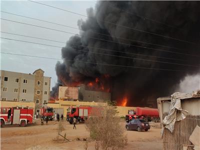 حريق هائل بمصنع بلاستيك في العاشر من رمضان