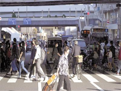 مواطنون يابانيون يرتدون الكمامات فى الطرقات 