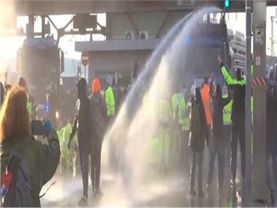 قوات الامن تستخدم قنابل الغاز المسيل للدموع وخراطيم الماء اتفريق المتظاهرين