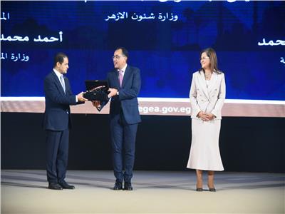 مصطفى مدبولي رئيس الوزراء يسلم جوائز مصر للتميز الحكومي