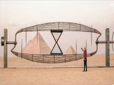  الفنان الروسى ألكسندر بونو ماريف أمام أحد أعماله المعاصرة بهضبة الأهرامات 