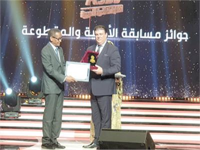 حسين زين يتسلم جوائز الإذاعة المصرية من عبدالرحيم سليمان