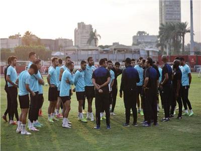موسيماني يحاضر لاعبي الأهلي قبل معسكر الإسكندرية 
