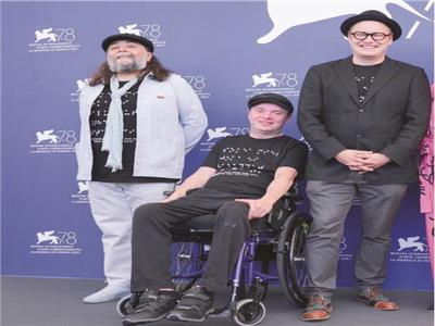  المخرج تيمو نيكى والممثل بيترى بويكولاينين على كرسيه المتحرك مع المنتج چانى بوسو فى المهرجان