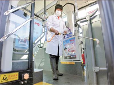 عاملة بمجال الرعاية الصحية الصينية تقوم بتعقيم إحدى وسائل النقل العام شرق البلاد   