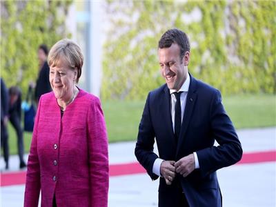 الرئيس الفرنسي والمستشارة الألمانية المنتهية ولايتها