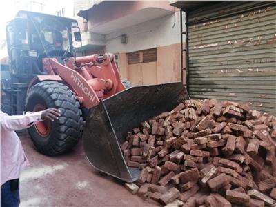  مصادرة مواد بناء مخالف في حي جنوب مدينة الأقصر
