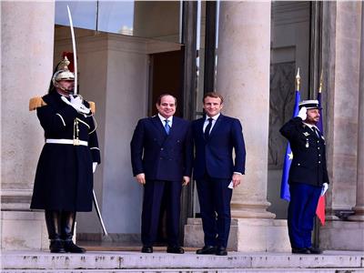الرئيسان الفرنسي إيمانويل ماكرون و المصري عبد الفتاح السيسي