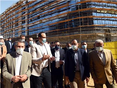 رئيس الوزراء يتفقد أعمال تطوير مستشفى السويس الجامعي 