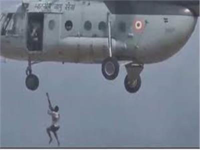 القوات الهندية تنقذ 10 أشخاص من السيول