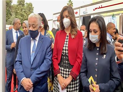 الدكتورة مايا مرسي والدكتور طارق شوقي والسفيرة نبيلة مكرم خلال حفل ختام برنامج هي تقود
