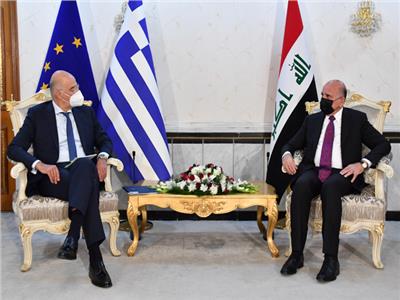  وزير الخارجية العراقي فؤاد حسين مع نظيره اليوناني، نيكوس ديندياس