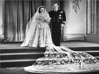 الملكة "اليزابيث" تحتفل بعيد زواجها بدون الملك فيليب