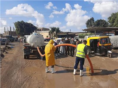 طوارئ بمركز السادات لرفع تجمعات مياه الامطار من الشوارع والميادين 