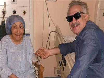 الدكتور رضا طعيمة زوج ابنة الراحلة الفنانة سهير البابلي معها قبل وفاتها بأيام قليلة