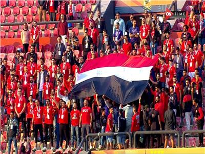 جمهور الأهلى يرفع علم مصر ويتغنى بالنشيد الوطنى