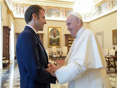 البابا فرانسيس والرئيس الفرنسي ماكرون