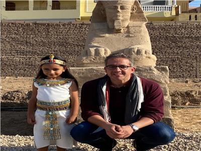 الدكتور خالد العناني وزير السياحة والآثار مع طفلة ترتدي الزي الفرعوني 