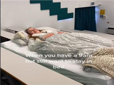 طالبة بريطانية تذهب إلى جامعتها على سرير متحرك وبملابس النوم