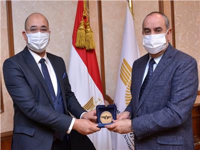 وزير الطيران يكرم احمد صبيح الفائز بالجائزة الدولية كأول مدرب أمن طيران
