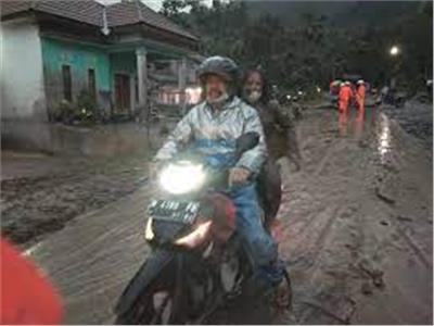 فرار سكان اندونسيا من ثوران البركان