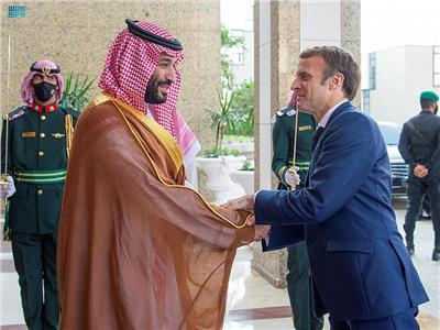 الرئيس إيمانويل ماكرون وولي العهد السعودي الامير محمد بن سلمان بن عبدالعزيز