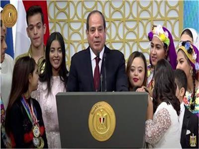 الرئيس عبد الفتاح السيسي مع ذوي القدارت الخاصة للإحتفال بيومهم العالمي