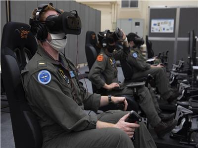 القوات البحرية الأمريكية تدرب الطيارين المقاتلين بأنظمة محاكاة الطيران