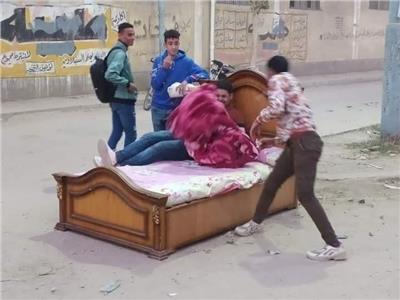 حبس شابين بالدقهلية وضعا سرير بمنتصف الشارع لتصوير فيديو ونشره على وسائل التواصل الاجتماعي