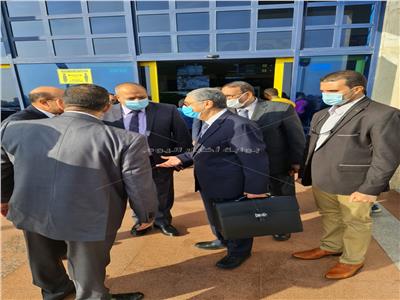 وزير الكهرباء يصل مطار أسوان