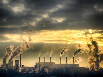 انبعاثات الغاز والكربون من المصانع العالمية