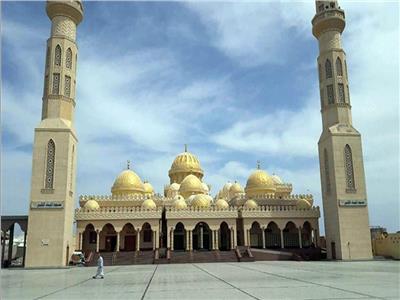 زيادة الأجانب من جنسيات مختلفة ل مسجد الميناء الكبير بمدينة الغردقة 