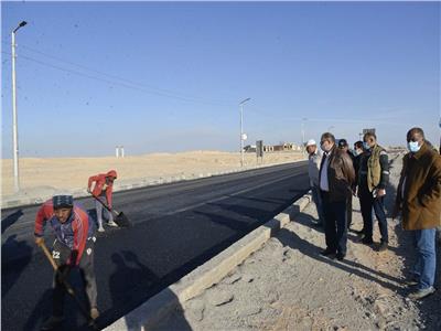  محافظ أسيوط يتفقد أعمال تطوير وإعادة رصف الطريق الصحراوي الغربي 