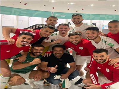الشاب خالد يتوسط لاعبي منتخب الجزائر بعد الفوز بكأس العرب