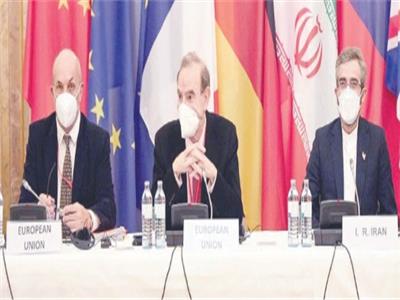 كبير المفاوضين الإيرانيين واثنان من ممثلى الاتحاد الأوروبى فى المفاوضات