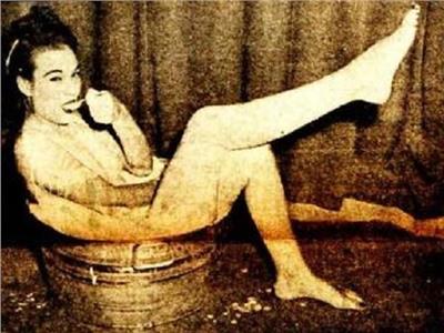  الحسناء الأمريكية جين مال كوول في وعاء ممتلء بالزبادي