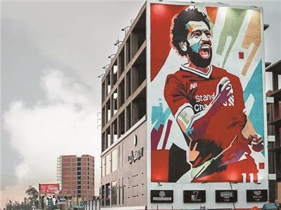 رؤوف غنيم يرسم نجم ليفربول محمد صلاح على أحد المبانى الشاهقة بالقرب من حي جامعة المنصورة