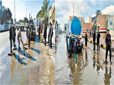 سيارات شفط المياه أثناء إزالة المياه من الشوارع