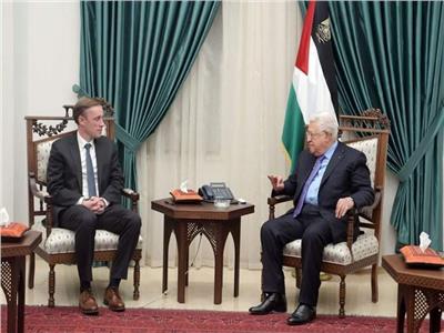 الرئيس الفلسطيني محمود عباس ومستشار الأمن القومي الأمريكي جيك سوليفان