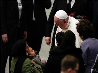 البابا فرانسيس أثناء لقائه للاسرة الافغانية المهاجرة