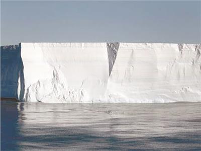 مياه حول جبل جليدي في القارة القطبية الجنوبية وغرينلاند
