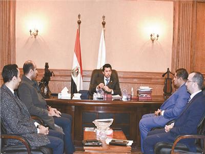 د.أشرف صبحى خلال اجتماعه مع ممثلى التنسيقية