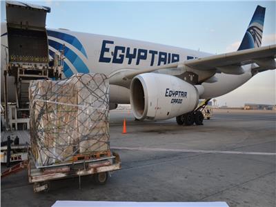 مصر للطيران تنقل 50 طنا من المواد الغذائية لأهالى أسوان 