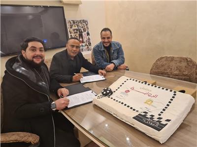 الفنان عبد المغني خلال توقيع العقد