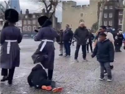 فيديو لأحد حراس الملكة إليزابيث يعتدي على طفل يثير ضجة على السوشيل ميديا