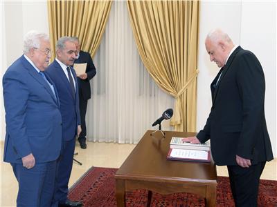 وزير الداخلية الفلسطيني يؤدي اليمين أمام محمود عباس